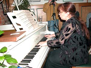 Konzertpianistin Elena Viogradova begleitete das Gespräch mit romantischer Flügelmusik